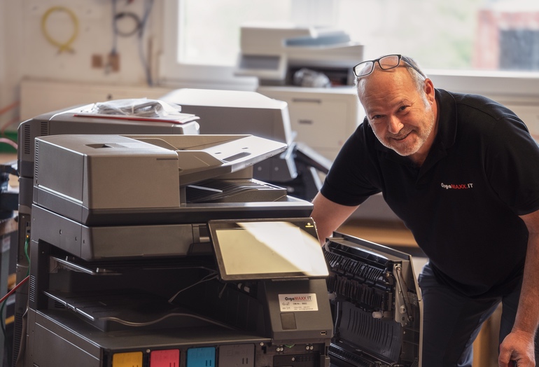 Techniker der einen Drucker repariert